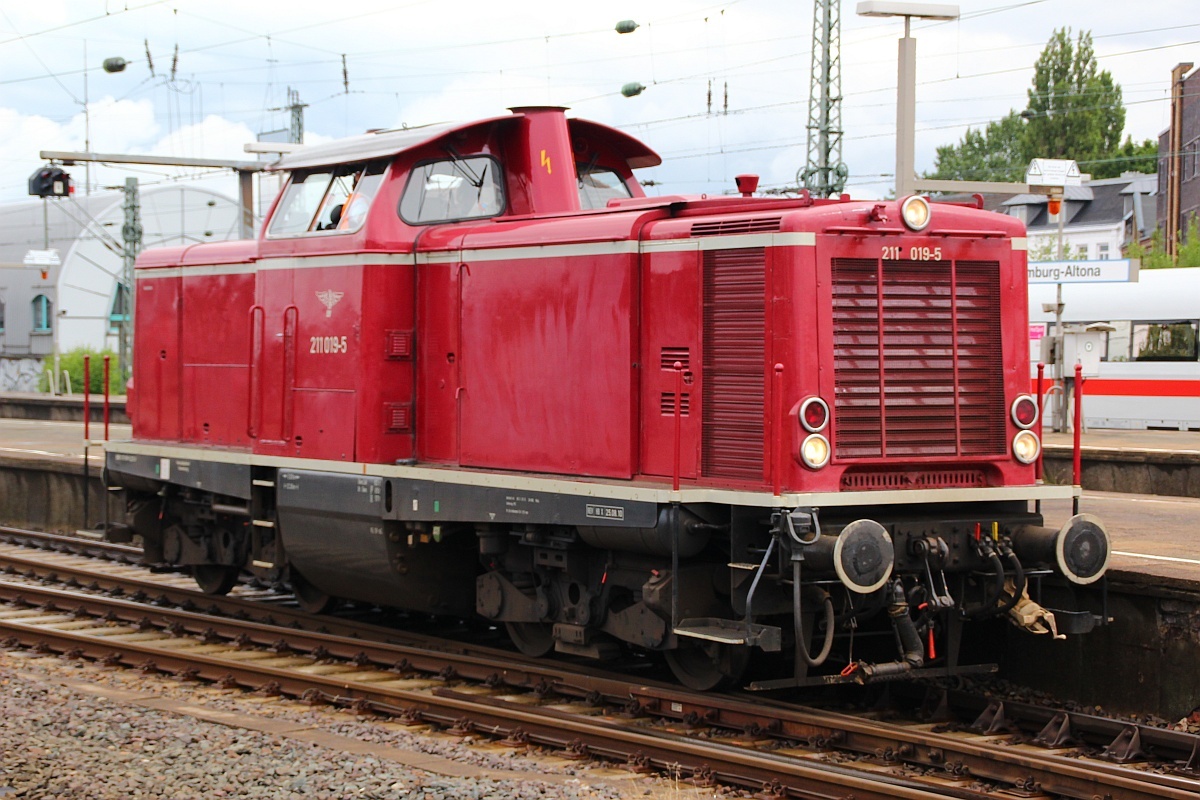 Portraitaufnahme der Vienenburger 211 019-5/V100 1019 die ebenfall anlässlich der Cunard-Days mit einem Sonderzug nach Hamburg kam. HH-Altona 15.07.2012(üaVinG)