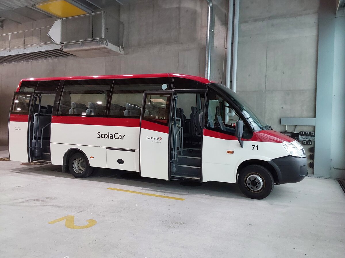 Postauto Wallis - Nr. 71 - VS 415'455/PID 5088 - Iveco - le 22 avril 2023  Sion, Garage