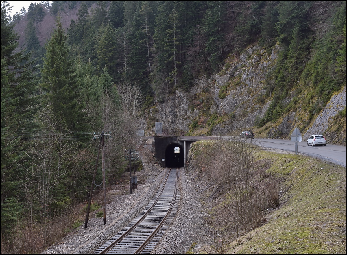 Praktisch bis zum letzten Meter auf französischem Boden ist die Strecke Besançon–Le Locle mit Telegrafenmasten ausgestattet. Im Tunnel verläuft die Staatsgrenze zur Schweiz und danach wohl die einzigen Meter SBB-Strecke ohne Oberleitung und regulärem Personenverkehr. Hier also ein Durchblick in die Schweiz. Villers-le-Lac, April 2018.