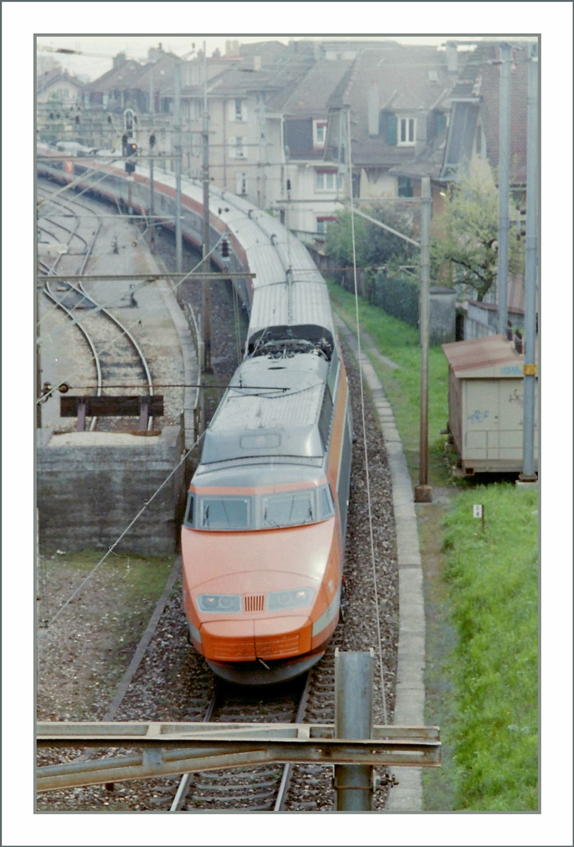 Praktisch seit Betriebsaufnahme der TGV Züge in Frankreich wurde auch Genève und später Lausanne mit TGV Zügen Bedient. 

Das leider qualitativ wenig überzeugende Bild zeigt zwei TGV Züge bei der Ausfahrt in Lausanne, an einer Stelle, die zur Zeit Umgebaut, bzw. Ausgebaut wird.  

Mai 1995