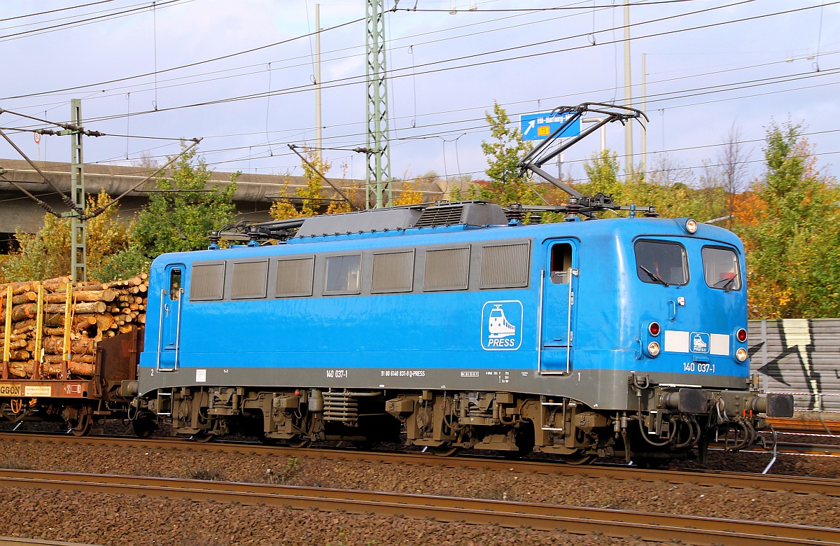 PRESS 140 037-1/831-9(Unt/LDX/02.02.12)fährt hier mit einem Holzzug durch HH-Harburg. 26.10.2013