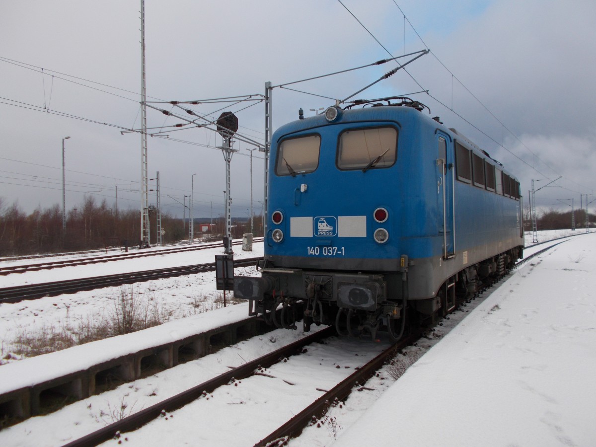 PRESS 140 037-2 kam,am 02.Februar 2015,ins winterliche Mukran.