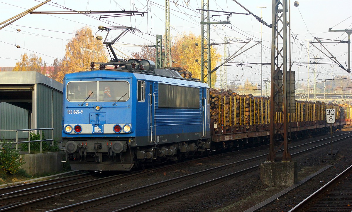 PRESS 155 045-9/ 155 238-9 fährt hier mit einem langen Holzzug als DGS 59790 (AN[Neumünster] - LBOL[Borstel Kr.Stendal])durch Elmshorn. 04.11.2015