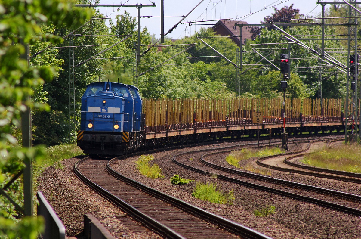 PRESS 204 011-5(1203 212-6) und 204 022-3(1203 225-8)dieseln hier mit dem DGS 95293 aus Niedergörne/Büchen kommend durch Schleswig Richtung Jübek. Das ganze findet im Auftrag der MTEG(Muldental Eisebahnverkehrsgesellschaft)für den Zellstoffhandel Stendal statt. Schleswig 09.06.2015