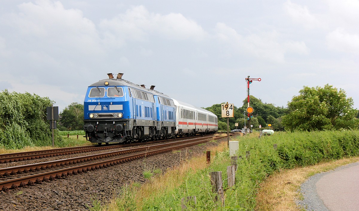 PRESS 218 054 und 055 mit dem IC 2310 aufgenommen am bekannten Signal in Risum-Lindholm am 28.06.2020