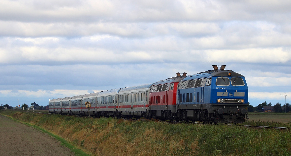 PRESS 218 054-3 und DB 218 836-5 mit IC 2375. Bü Triangel 28.08.2021 