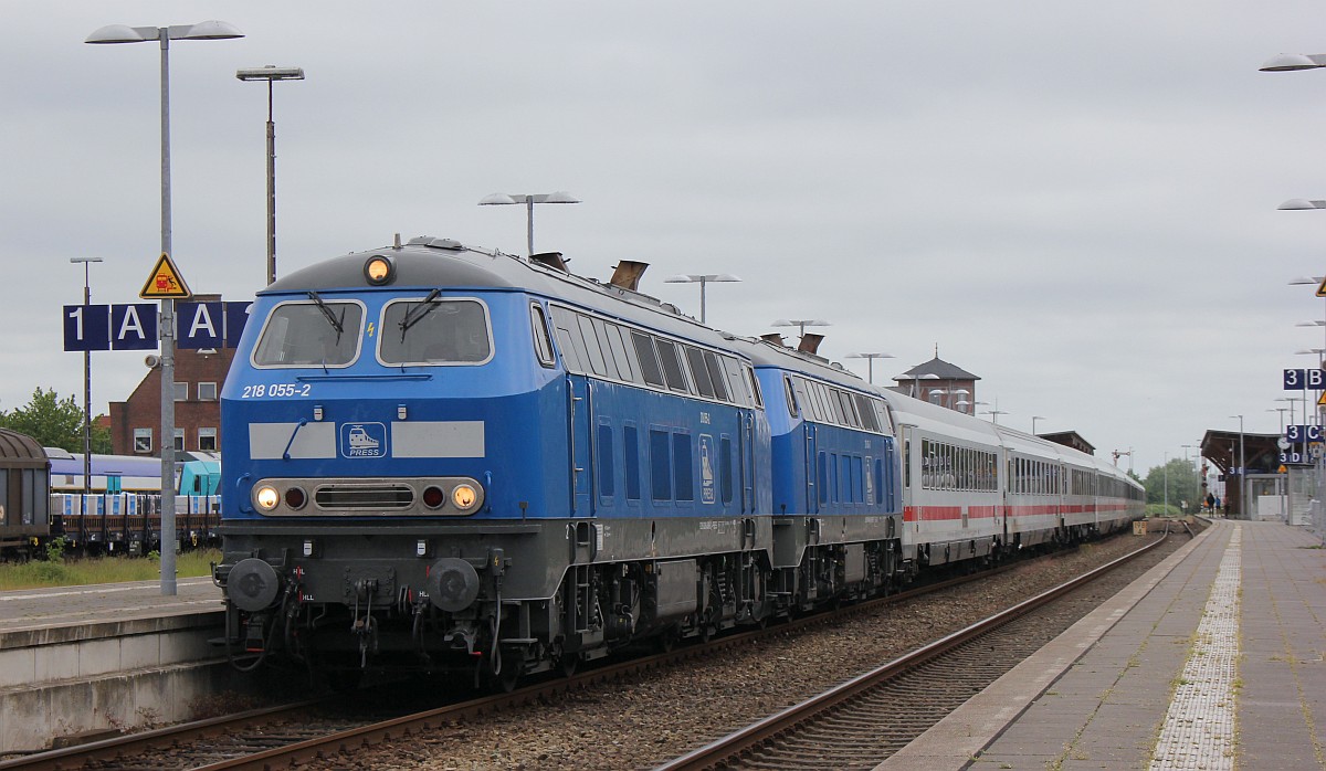 PRESS 218 055-2/458-8, REV/LS X/10.10.19 und PRESS 218 054-3/448-9, REV/BCS X/03.03.20 mit dem IC 2311 nach Stuttgart im Bhf Niebüll. 14.06.2020 II