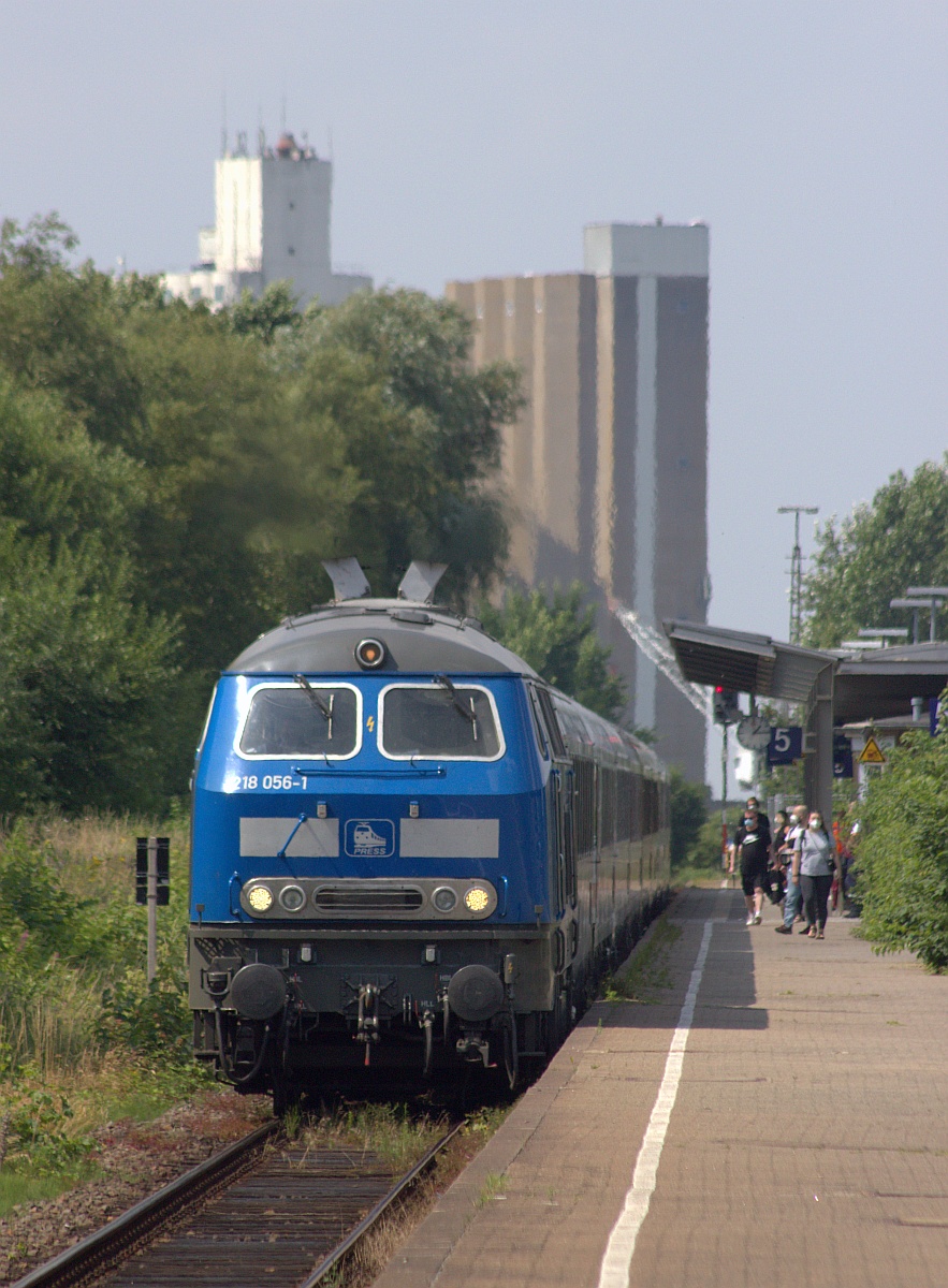 PRESS 218 056-1(218 454-7) mit dem IC 2189 nach HH-Altona, Einfahrt Husum 25.07.2021