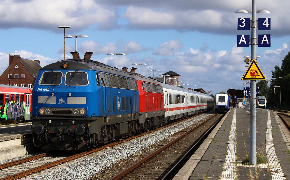 PRESS 218 448 und DB 218 836 mit IC 2311, Niebüll 15.08.2021