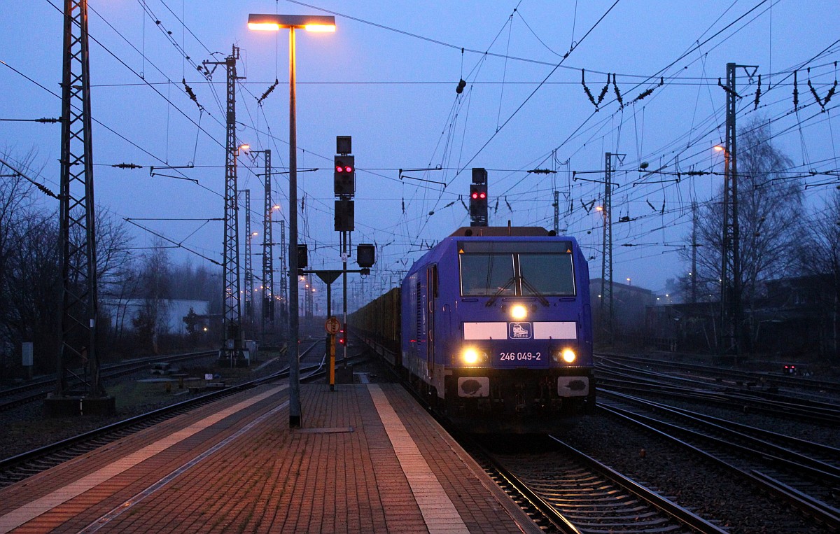 PRESS 246 049-2(246 011-1, ex IGT Lok)dieselt hier kurz nach unserer Ankunft in Neumünster mit einem Holzzug Richtung Hamburg durch den Bhf Neumünster. 13.01.2016