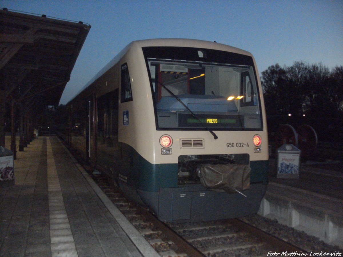 PRESS 650 032-4 musste den Betrieb einstellen auf Grund von umgestrzten Bume zwischen Putbus & Bergen auf Rgen / hier steht der Triebwagen abgestellt im Bahnhof Putbus um kurz nach halb 7 am Morgen des 29.10.13