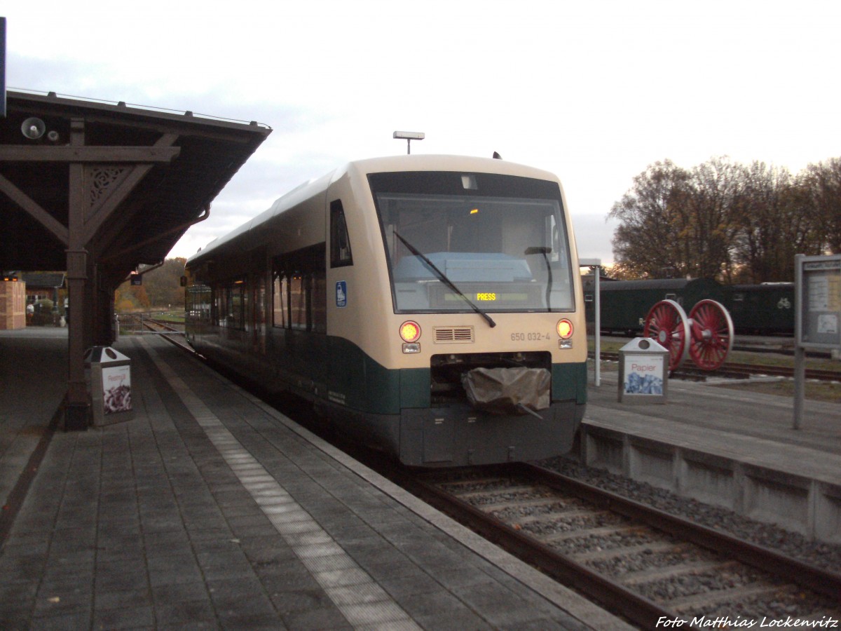 PRESS 650 032-4 musste den Betrieb einstellen auf Grund von umgestrzten Bume zwischen Putbus & Bergen auf Rgen / hier steht der Triebwagen abgestellt im Bahnhof Putbus um kurz nach 7 am Morgen des 29.10.13