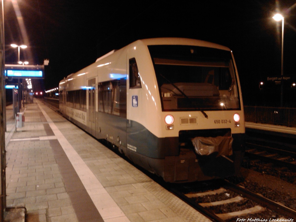 PRESS 650 032-4 steht als PRE 81287 mit ziel Putbus statt Gleis 1 auf Gleis 2 im Bahnhof Bergen auf Rgen am 13.11.13