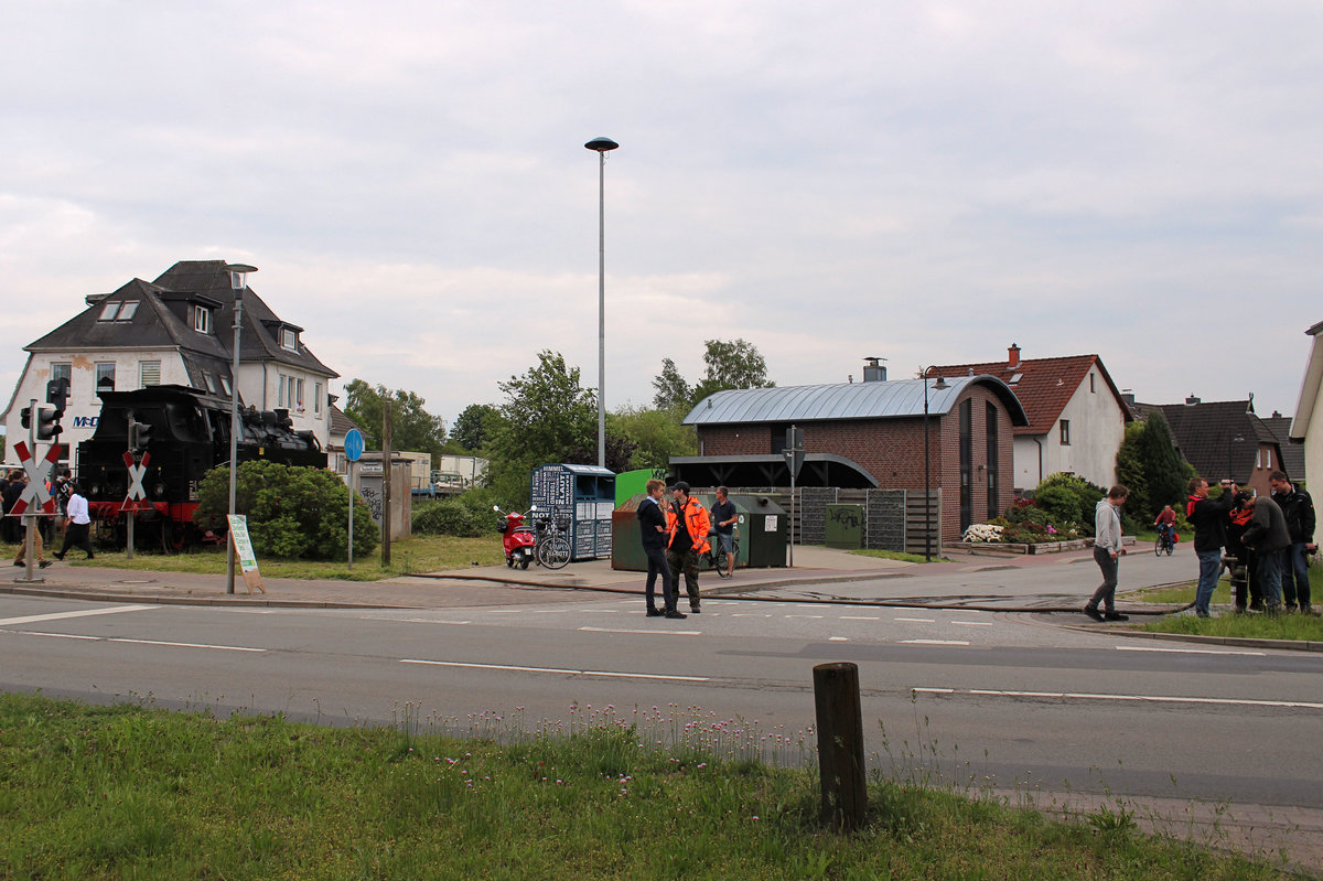 PRESS 86 333 muss auf ihrer Sonderfahrt in Tostedt-West erstmal Wasser nachtanken. Datum 26.05.2019