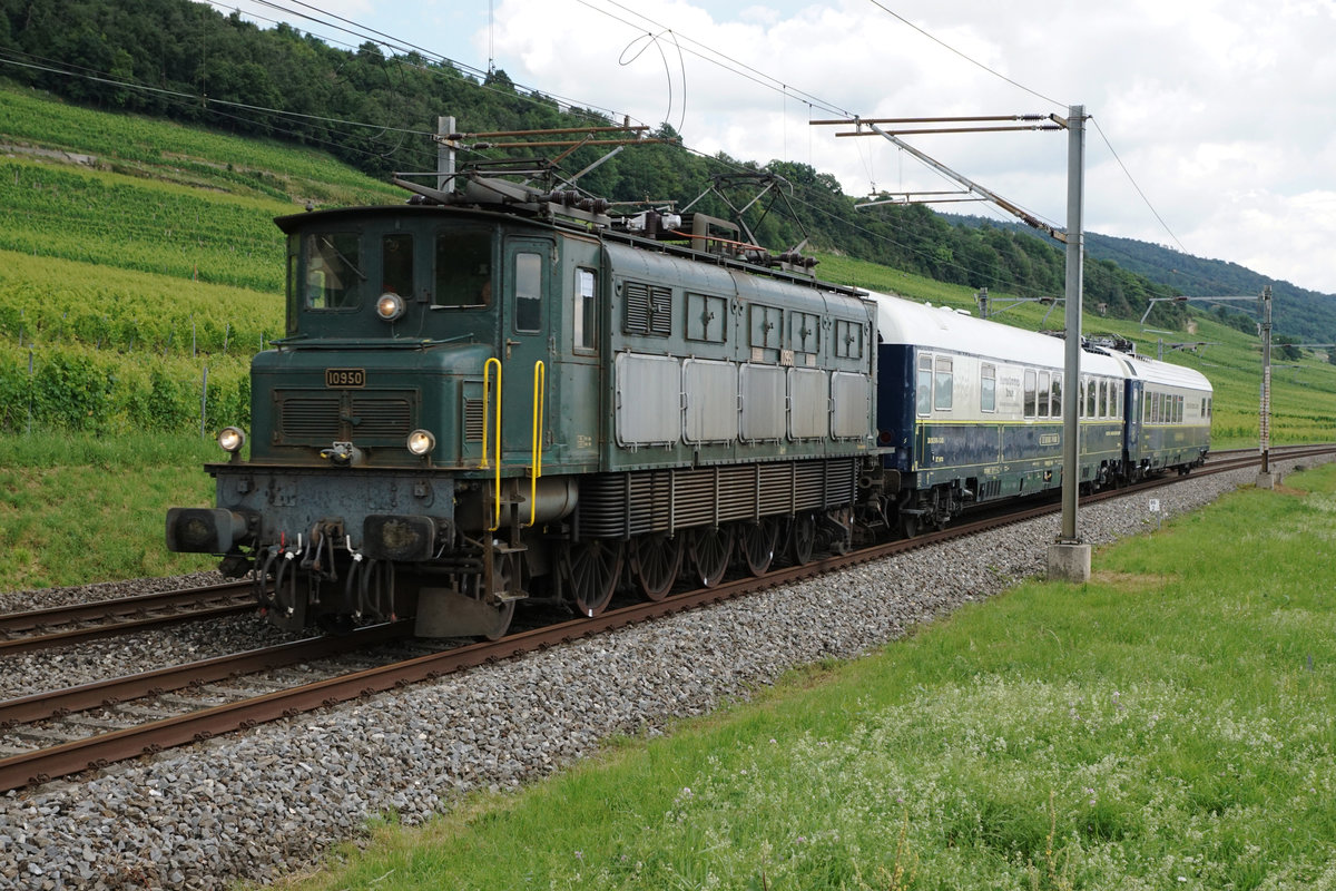 PRESTIGE CONTINENTAL EXPRESS mit der Ae 4/7 10950 von SWISSTRAIN bei Cressier am 11. Juli 2020.
Foto: Walter Ruetsch