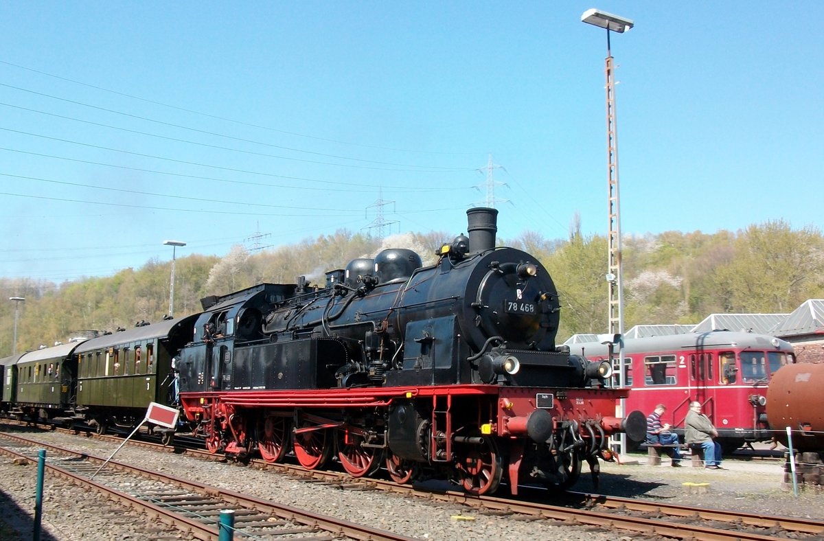 Preussenzug mit ex-Preussendampfross in ehemáhliges Preussen: 78 468 mit Sonderzug fahrt aus Bochum-Dahlhausen ab am 17 April 2010.