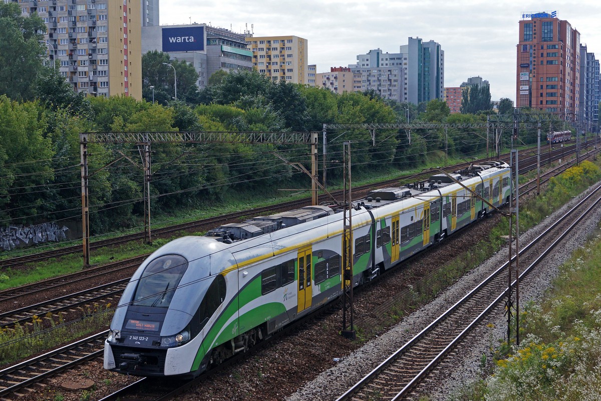 Privatbahnen in Polen: Sehr abwechslungsreich prsentiert sich zur Zeit noch der Fahrzeugpark der Koleje Mazowieckie.
Niederflur Pendelzug Pesa ELF in Warschau am 14. August 2014.  
Foto: Walter Ruetsch