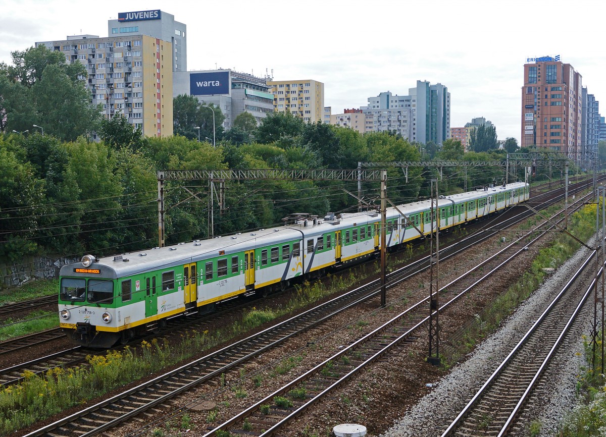 Privatbahnen in Polen: Sehr abwechslungsreich prsentiert sich zur Zeit noch der Fahrzeugpark der Koleje Mazowieckie.
Alter nicht modernisierter EN 57 -1941 ra 2 120 718-3 mit zwei Sirnfront-Fenster bei Warschau am 14. August 2014.  
Foto: Walter Ruetsch