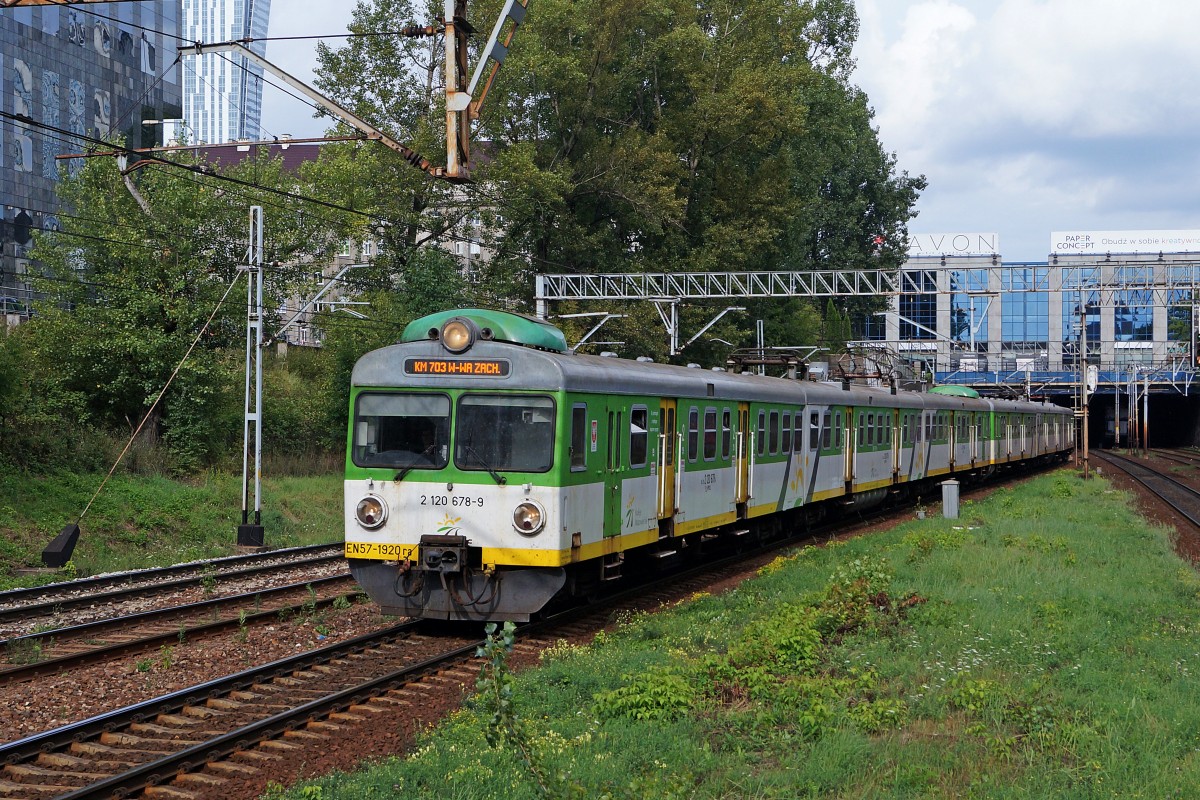 Privatbahnen in Polen: Sehr abwechslungsreich prsentiert sich zur Zeit noch der Fahrzeugpark der Koleje Mazowieckie.
Alter nicht modernisierter EN 57 -1920 ra 2 120 678-2 mit zwei Sirnfront-Fenster in Warschau am 14. August 2014.  
Foto: Walter Ruetsch