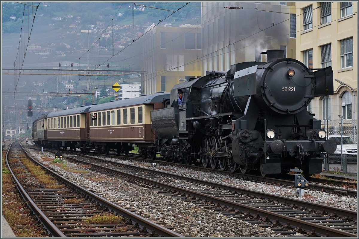 Pünktlich erreicht die VVT 52 221 mit ihrem Extrazug 30502 zum Dampfbahn Festival der BC den Bahnhof Vevey.

14. Mai 2016