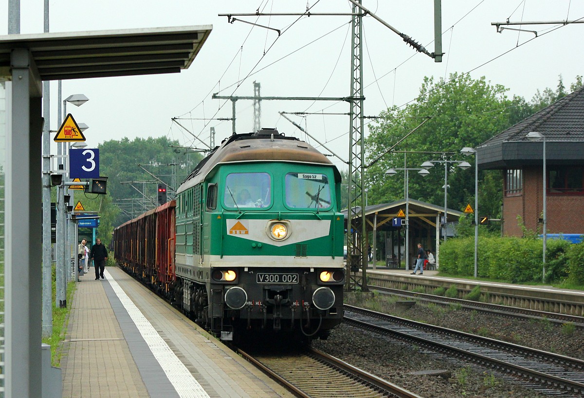 Pünktlich nach dem EC 387 kam die SBW V300.002(ex Wismut 232 405-1, REV/628/23.02.11)mit ihrem diesmal aus tschechischen und österreichischen Eanos1 Wagen bestehenden leerem Dünger-Kalk Transport aus Jübek durch Schleswig gefahren. SL 18.08.2015