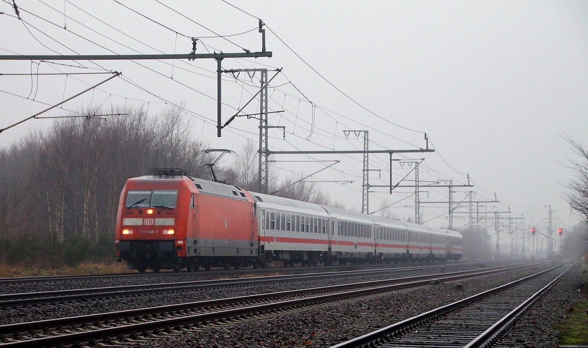 Pünktlich rauschte die 101 046-1 mit dem IC 1981 nach München durch Jübek. 13.12.2013