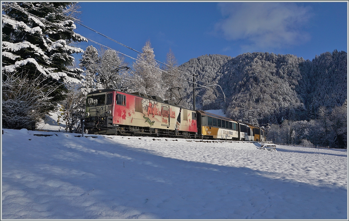 Pünktlich zum (metrologischen) Winteranfang hat es geschneit und der Schnee ist zumindest in der Höhe nicht gleich wieder weggeschmolzen, so dass ich die MOB GDe 4/4 6006  Aigle les Murailles  mit ihrem PE 2111 bei Les Avants noch einmal in winterlicher Umgebung fotografieren konnte.

2. Dezember 2020