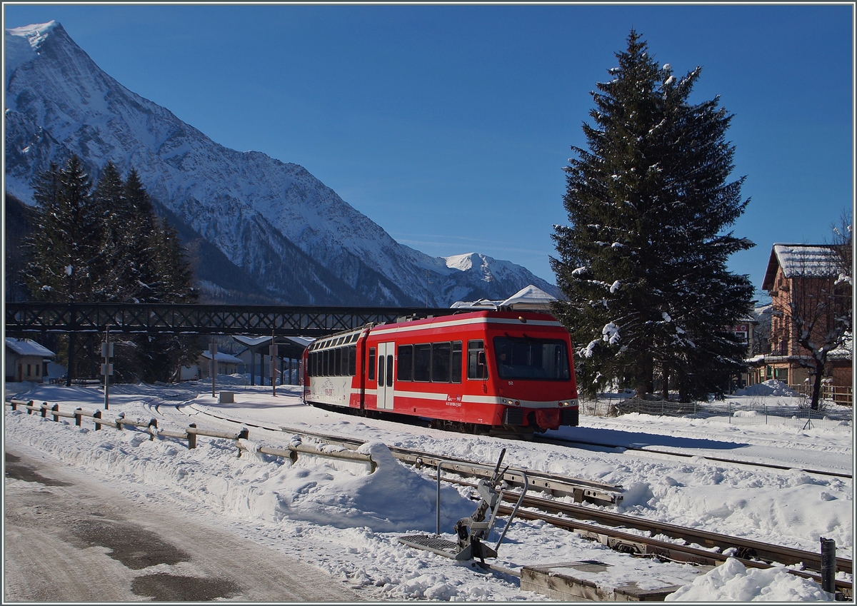 Pünktlich zur Abfahrt des Triebzuges 94 87 0001 854-2 F SNCF, der als TER 18911 von Chamonix Mont Blanc nach Vallorcine fährt, erreichten die Sonnestrahlen endlich den nördlichen Bahnhofskopf.
10. Feb. 2015