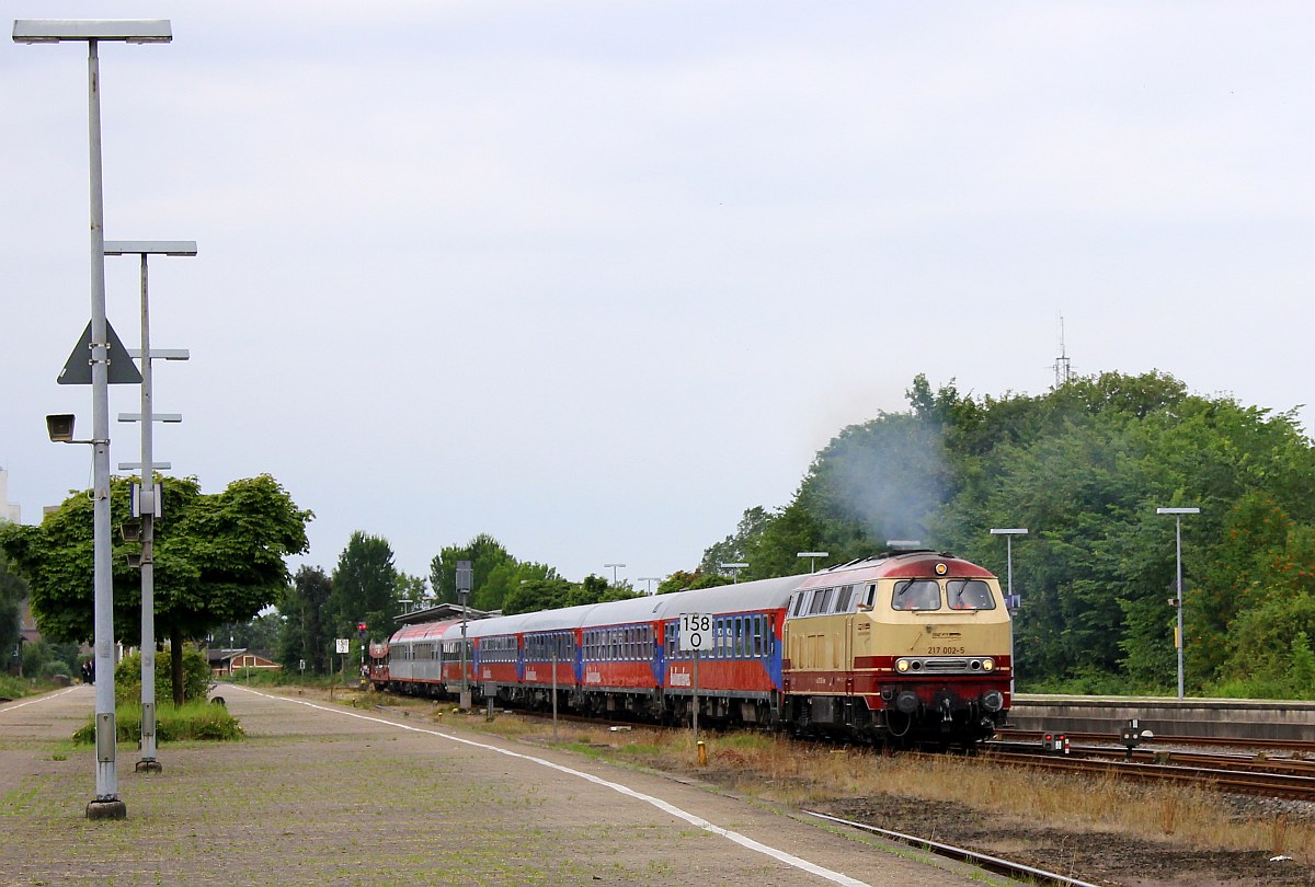 Punkt 12 Uhr ertönte ein lauter Pfiff und die 217 002-5 setzte sich mit einem tiefen Grollen in Bewegung. Husum 02.08.2017