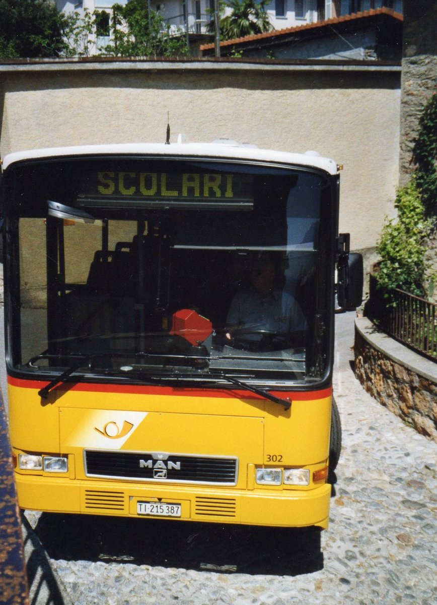 (R 3017) - Aus dem Archiv: AutoPostale Ticino-Moesano - Nr. 302/TI 215'387 - MAN/Lauber (ex P 23'023) am 18. Mai 2004 in Corona