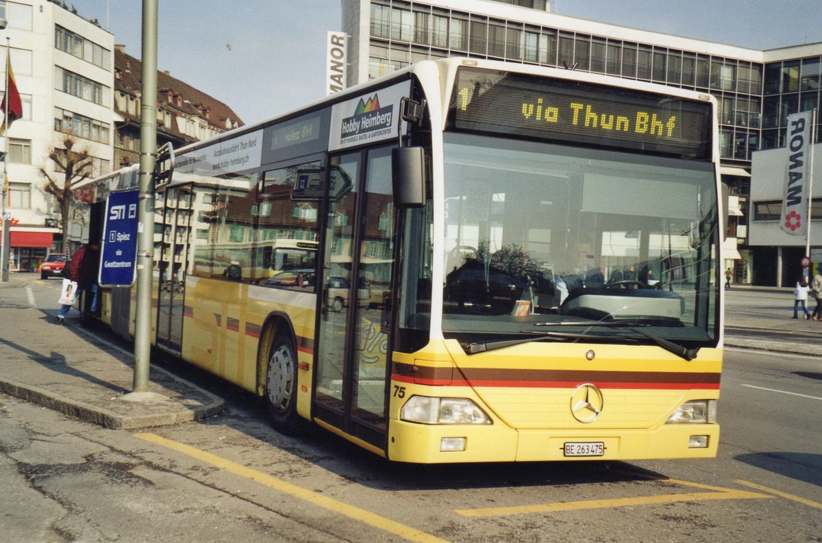 (R 4108) - Aus dem Archiv: STI Thun - Nr. 75/BE 263'475 - Mercedes am 7. Mrz 2005 beim Bahnhof Thun