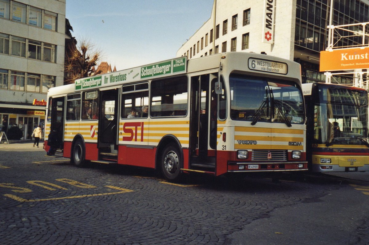 (R 4116) - Aus dem Archiv: STI Thun - Nr. 31/BE 419'031 - Volvo/R&J (ex SAT Thun Nr. 31) am 11. Mrz 2005 beim Bahnhof Thun