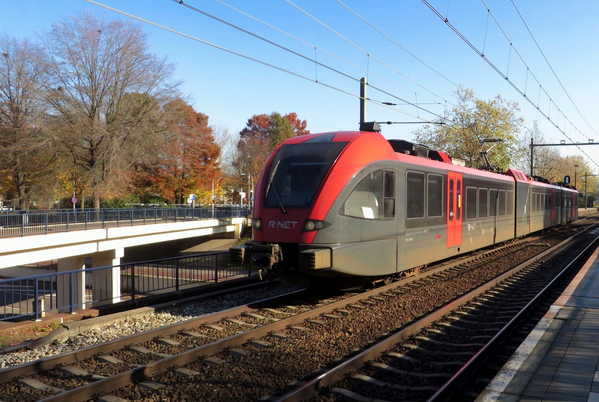 R-Net 6354 durchfahrt Tilburg-Universiteit auf Uberbrengungsfahrt am 5 November 2020.