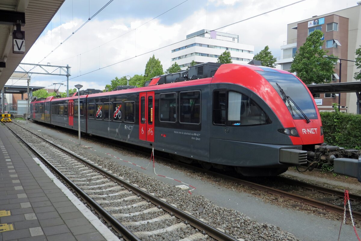 R-NET 6357 steht am 28 Juni 2020 in Dordrecht abgestellt.