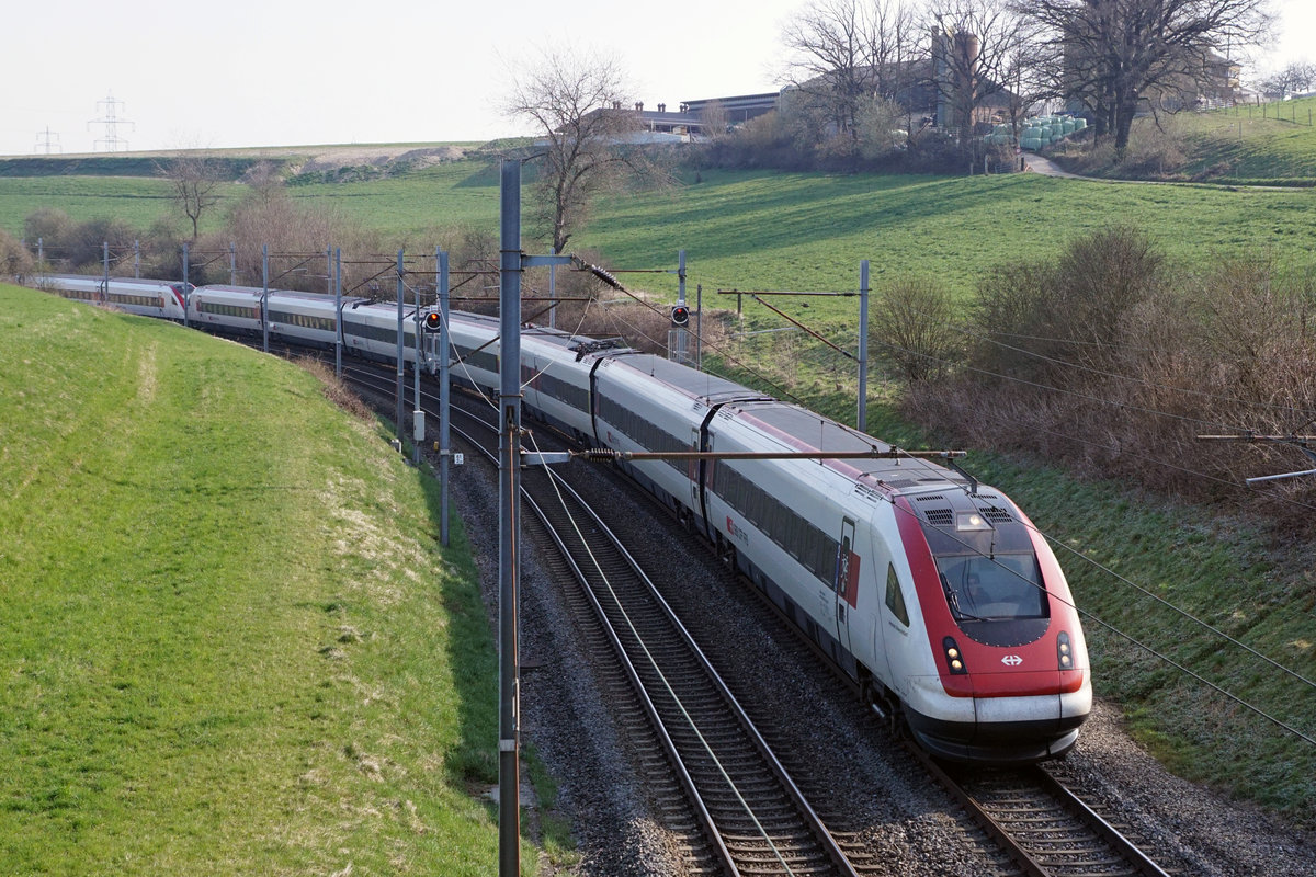 RABDe 500 als ICN 5 zwischen Wangen an der Aare und Niederbipp auf der Fahrt nach Lausanne unterwegs am Morgen des 27. März 2020 kurz vor der Umstellung auf die Sommerzeit.
Trotz dem Coronavirus und dem starken Rückgang der Fahrgäste werden diese Züge in Doppeltraktion geführt.
Foto: Walter Ruetsch