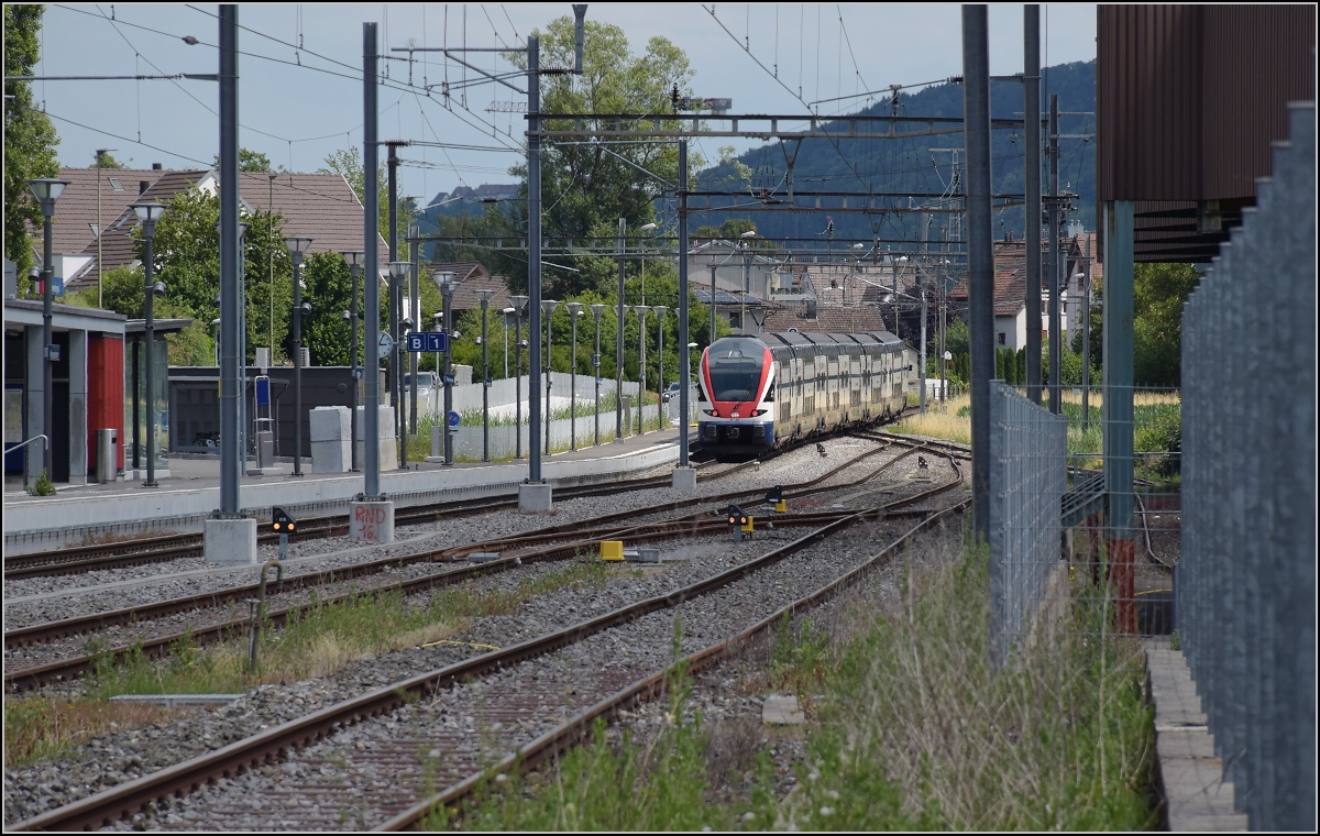 RABe 511 068 als S 15 erreicht die Endstation Niederwenigen. Juni 2020.