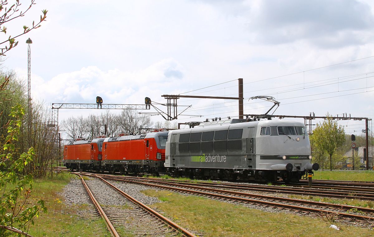 RADVE 103 222 mit DSB EB 3230 und EB 3229 im Schlepp Einf. Pattburg/DK 30.04.2022