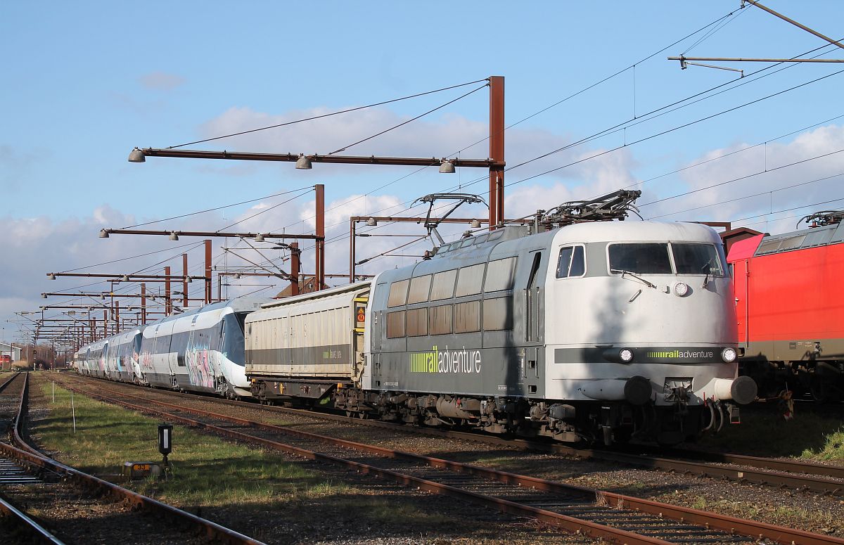 RADVE 103 222 steht abfahrbereit mit den 4 DSB MP Triebwagen in Schlepp im Grenzbahnhof Pattburg/Padborg 4.3.2020