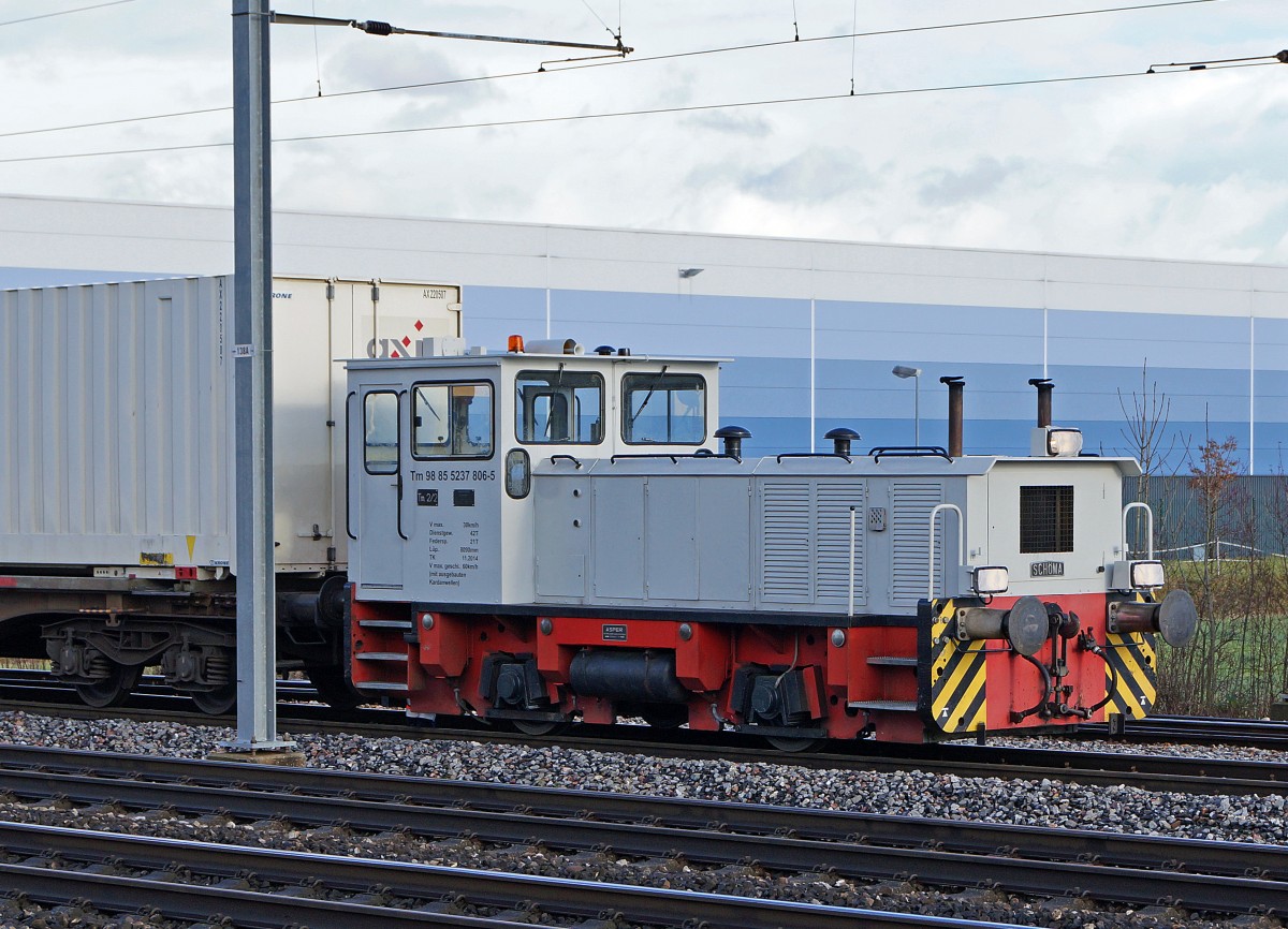 RAIL CARE: Die frisch reviderte SCHOEMA Tm 2/2 98 85 5237 806-5 im Rangierdienst für rail Care in Oensingen am 14. Januar 2015.
Foto: Walter Ruetsch