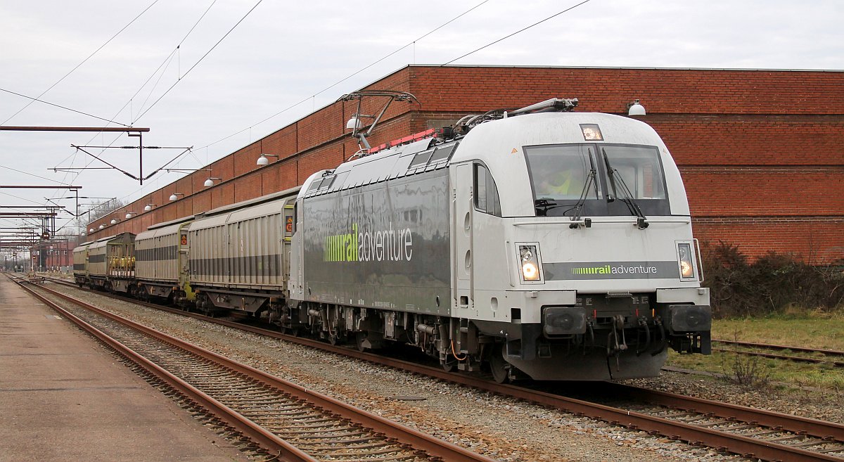 RailAdv 183 500 mit ihren Zug kurz vor der Abfahrt in Padborg. 28.12.2019