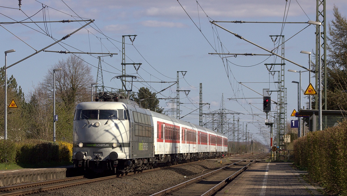 RailAdventure 103 222 mit den 6 ex CNL Liegewagen der Gattung BDcm874.1(61 85 82-90 402-4/404-0/409-9/411-5/412-3/413-1) die wohl für Norwegen bestimmt sind. Jübek 24.04.2021 