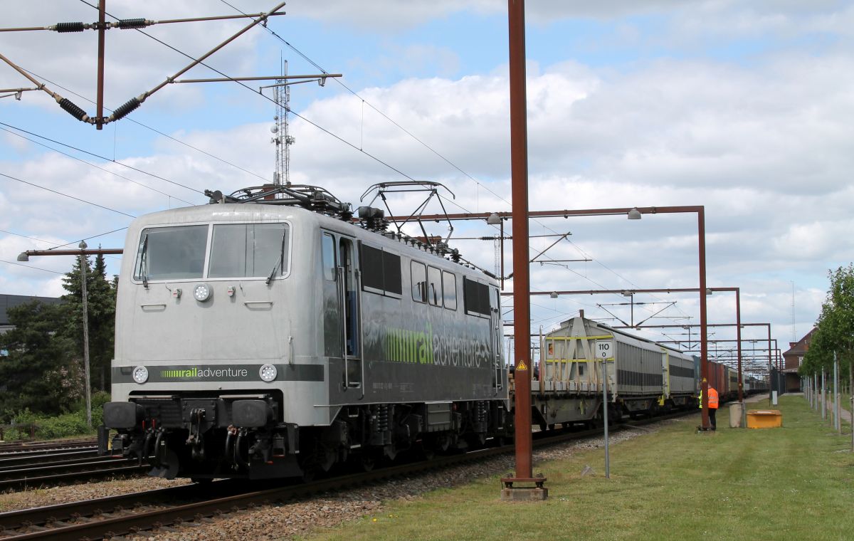 Railadventure 111 222-6 mit Begleitzug Ausfahrt Padborg/DK Bhf. 29.05.2019