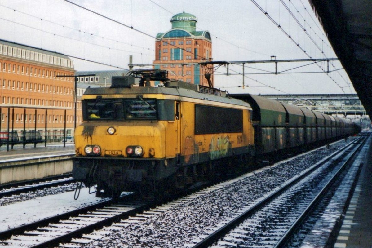 RaiLioN 1614 durchfahrt ´s-Hertogenbosch am 13 Februar 2006.