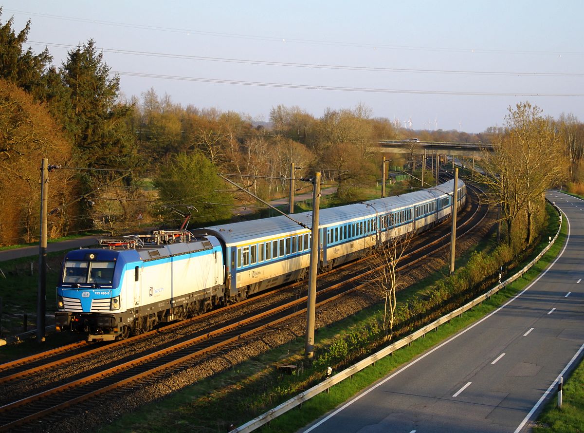 RAILL/CD 193 690-5 vor EC 174 Prag-Flensburg kurz vor Flensburg-Weiche in Neuholzkrug 20.04.2023