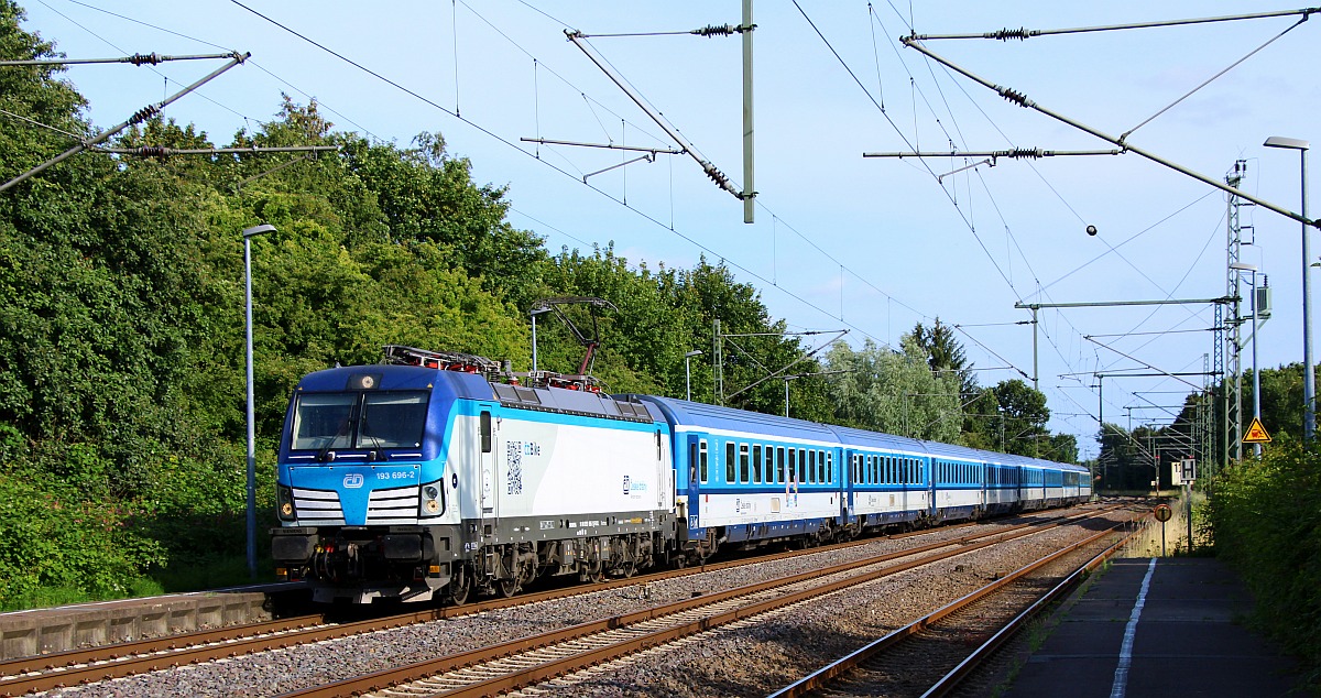 RAILL/CG 193 696-2 mit dem EC 174 aus Prag festgehalten bei der Durchfahrt in Owschlag am 17.07.2022