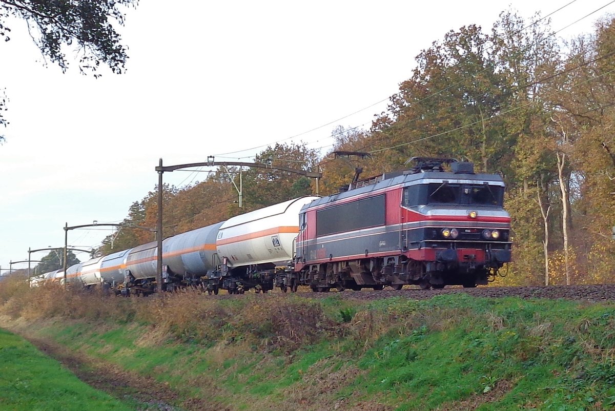 RaiLogic (ein Töchter von Captrain Benelux) 1619 zieht ein Gaskesselwagenzug durch Tilburg Oude warande am 23 November 2018.