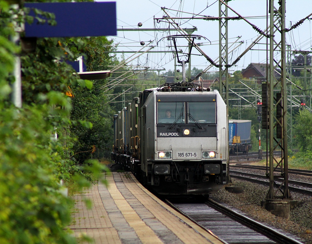 Railpool 185 671-5 mit dem TXL-Zug DGS 40566 bei der Durchfahrt in Schleswig. 03.08.2013