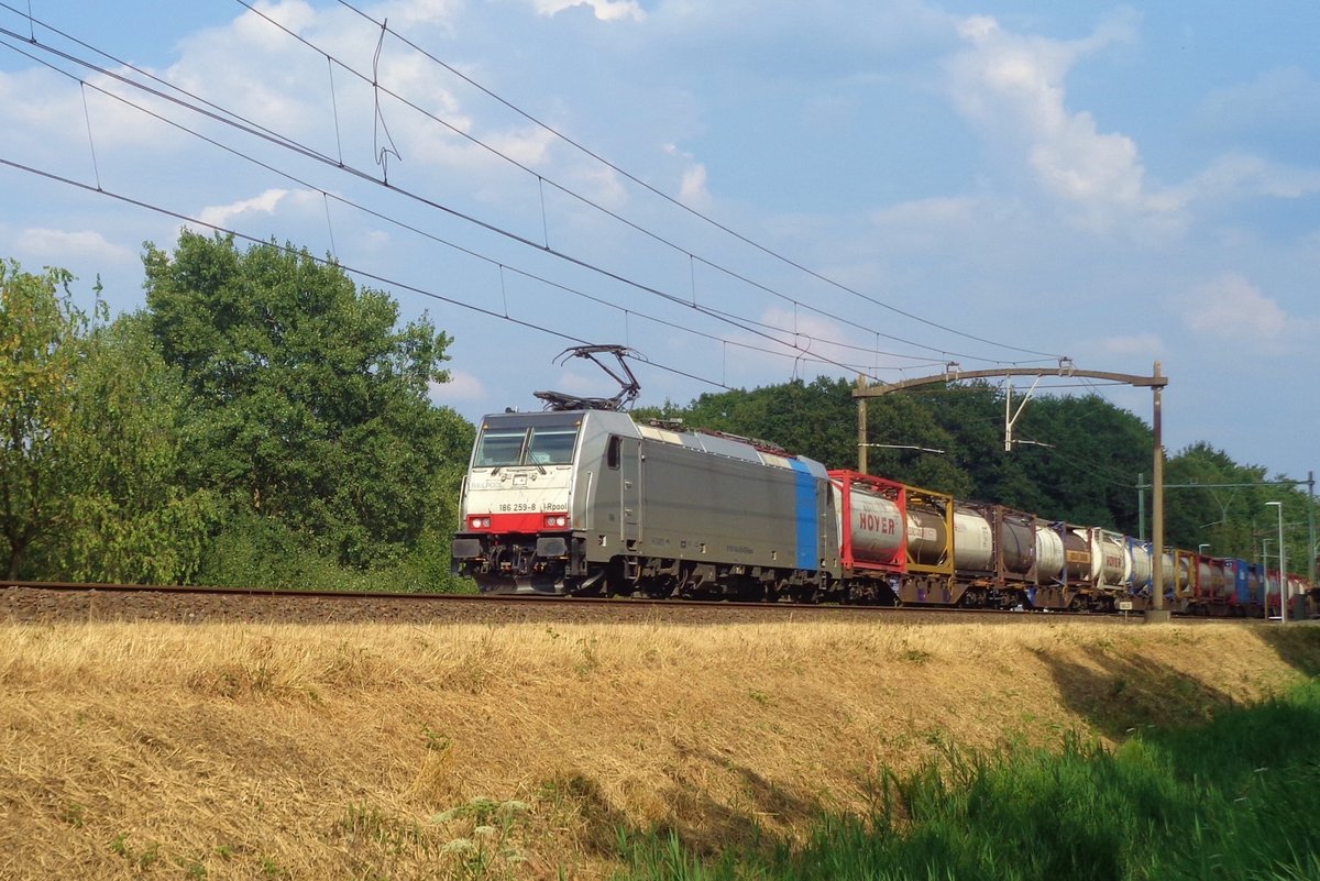 Railpool 186 259 passiert Tilburg Oude Warande am 28 Juli 2018.