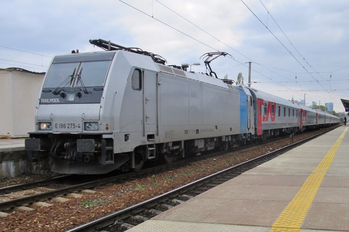 RailPool 186 275 steht in Warszawa Wschodnia mit ein Nachtzug nach Minsk und Moskwa, 1 Mai 2015.