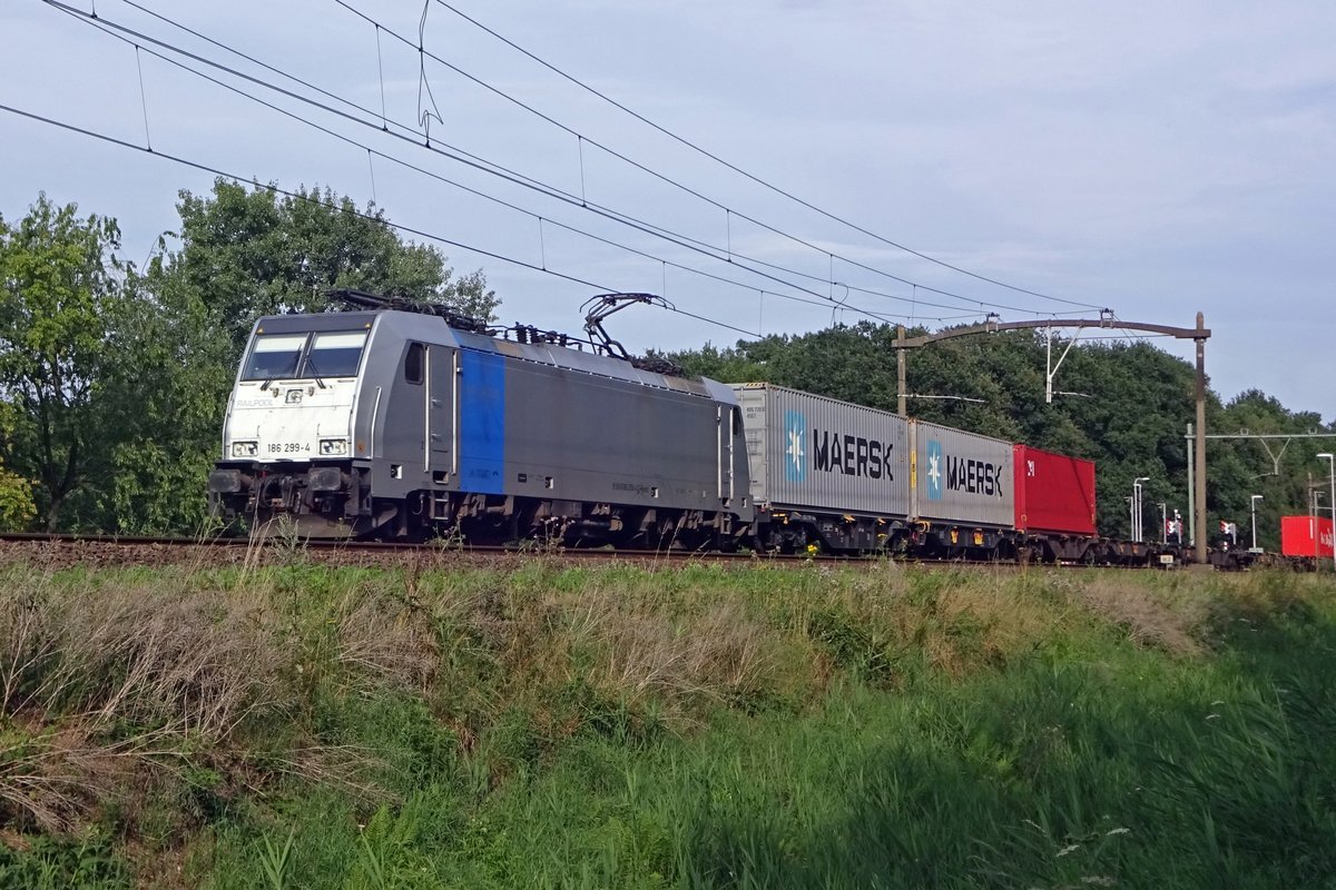 Railpool 186 299 passiert mit ein Containerzug Tilburg Oude Warande am 4 Augustus 2019. 